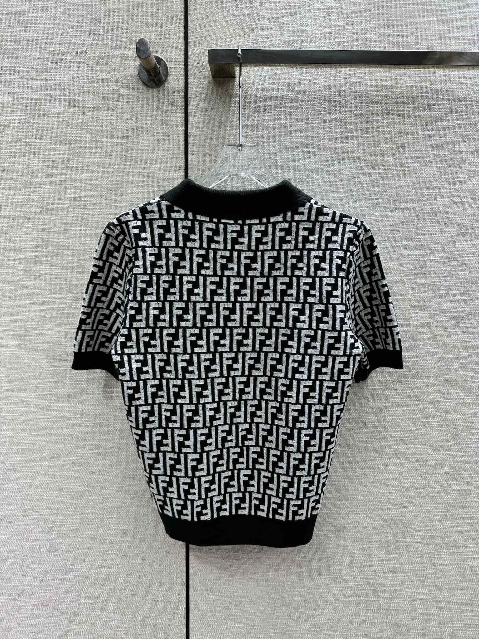 Fendi-2403 - Трикотажная футболка с коротким рукавом и воротником-поло с монограммой