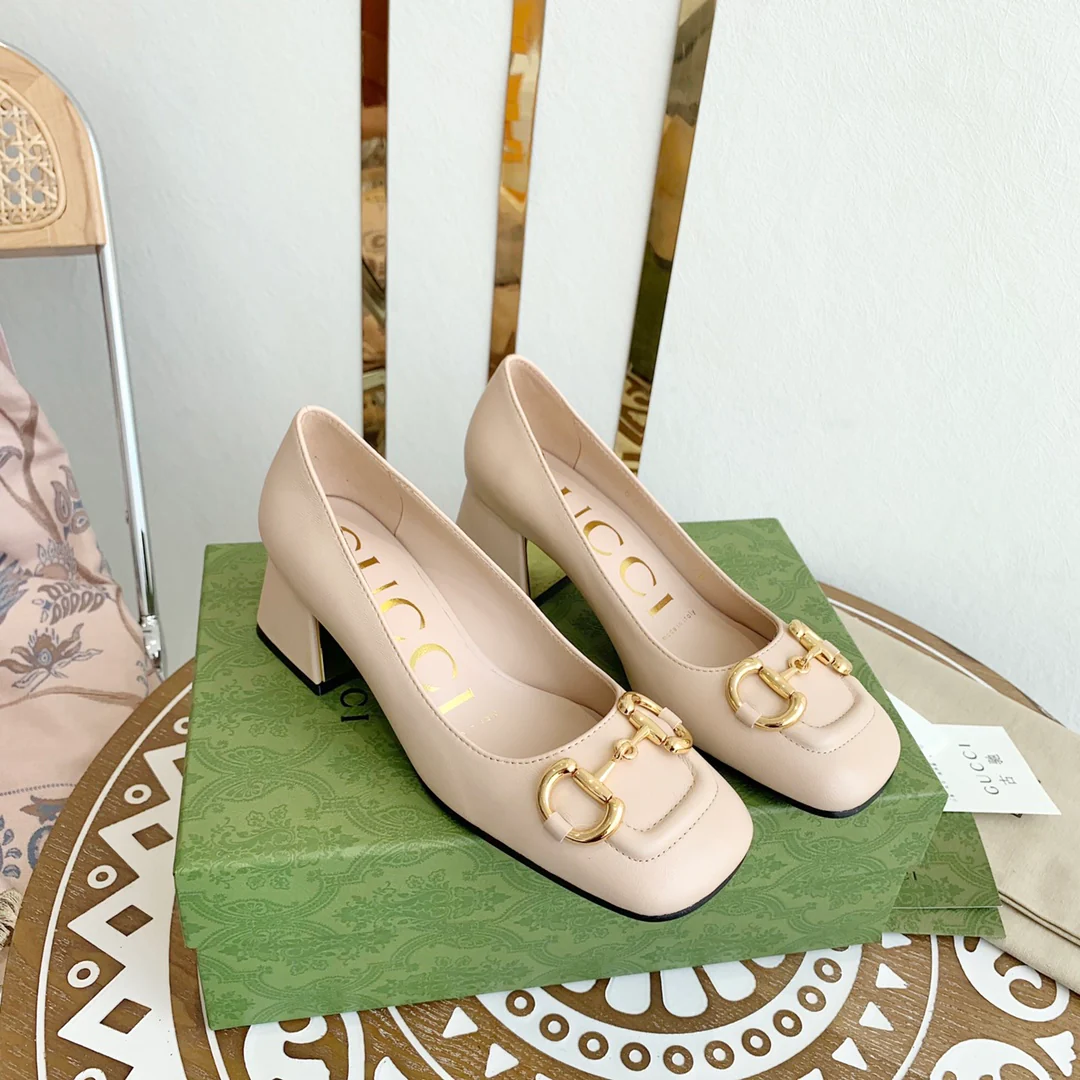Весенняя коллекция Gucci 2021 — Туфли на массивном каблуке с пряжкой в ??виде конской уздечки.