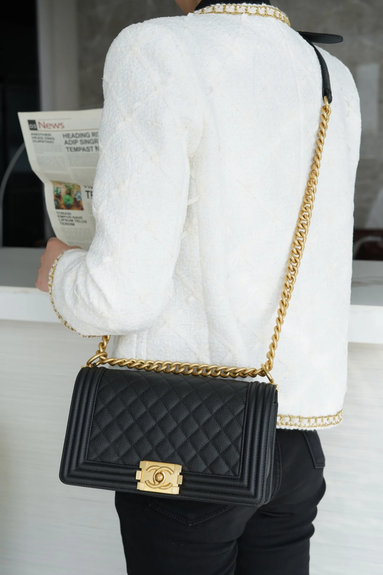 Часы Chanel Le Boy из коллекции Le Boy - из черной кожи личи с винтажной золотой пряжкой - 25 см