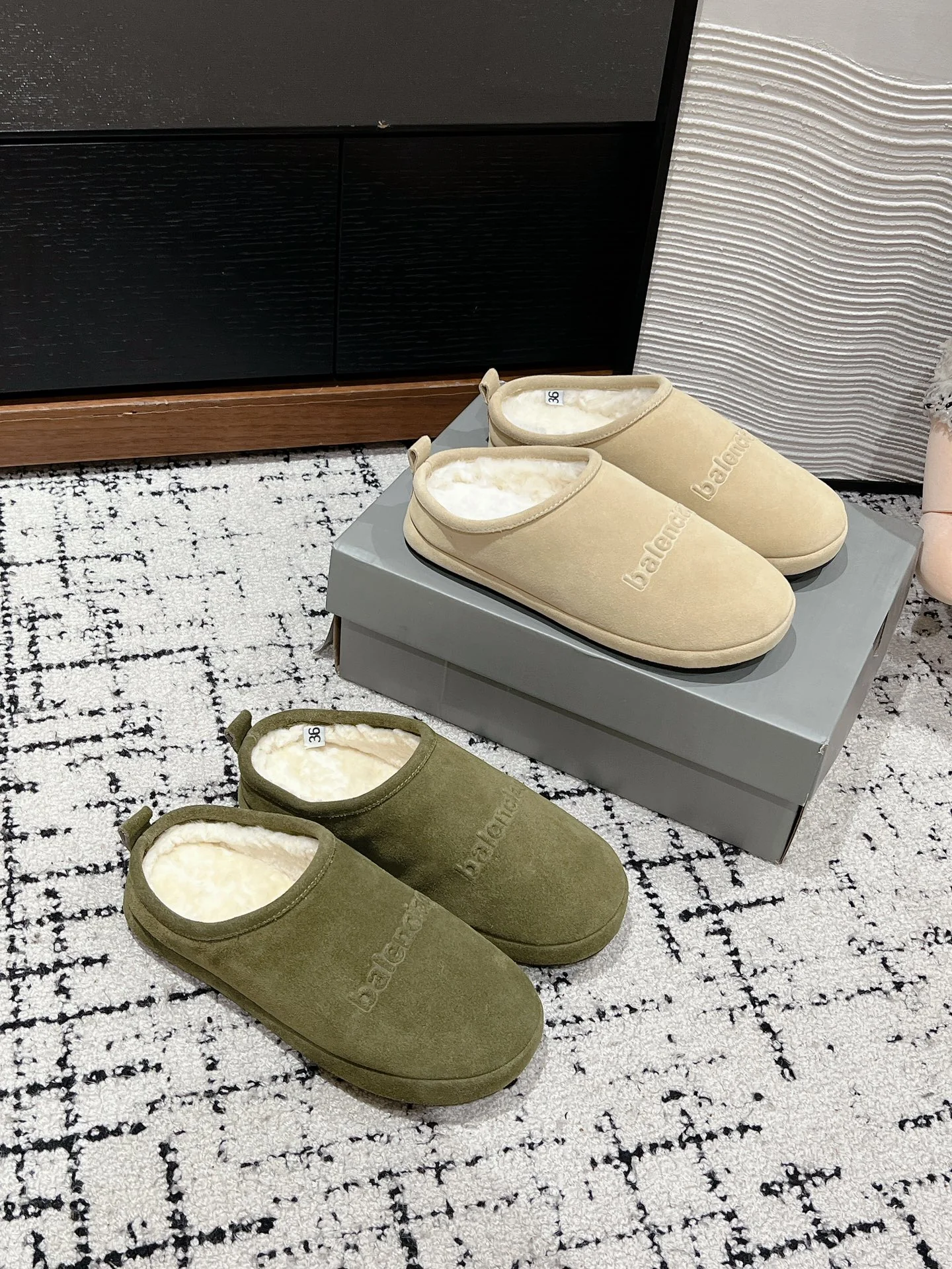 Меховые тапочки Balenciaga 2024 - Изображение коллекции - 2