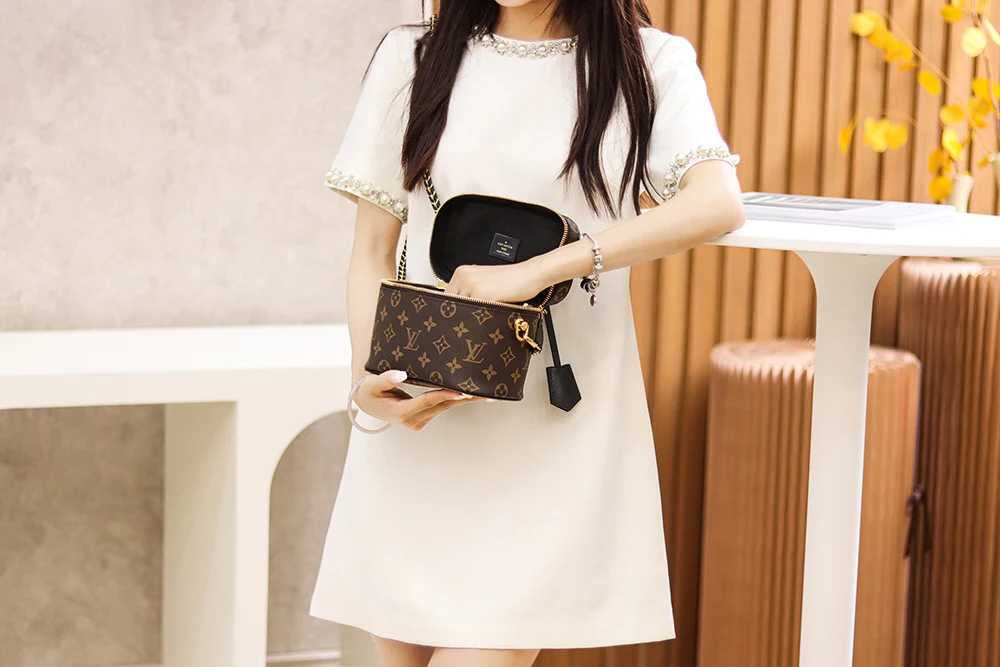 m45165-LV-vanity-pm-Маленькая косметичка через плечо