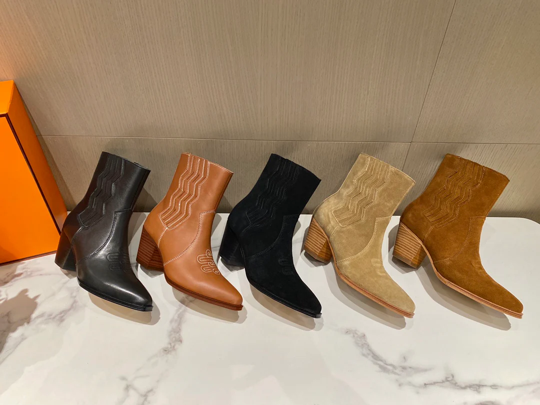 Новинка осенне-зимней коллекции Hermes - замшевые ботильоны - черные.