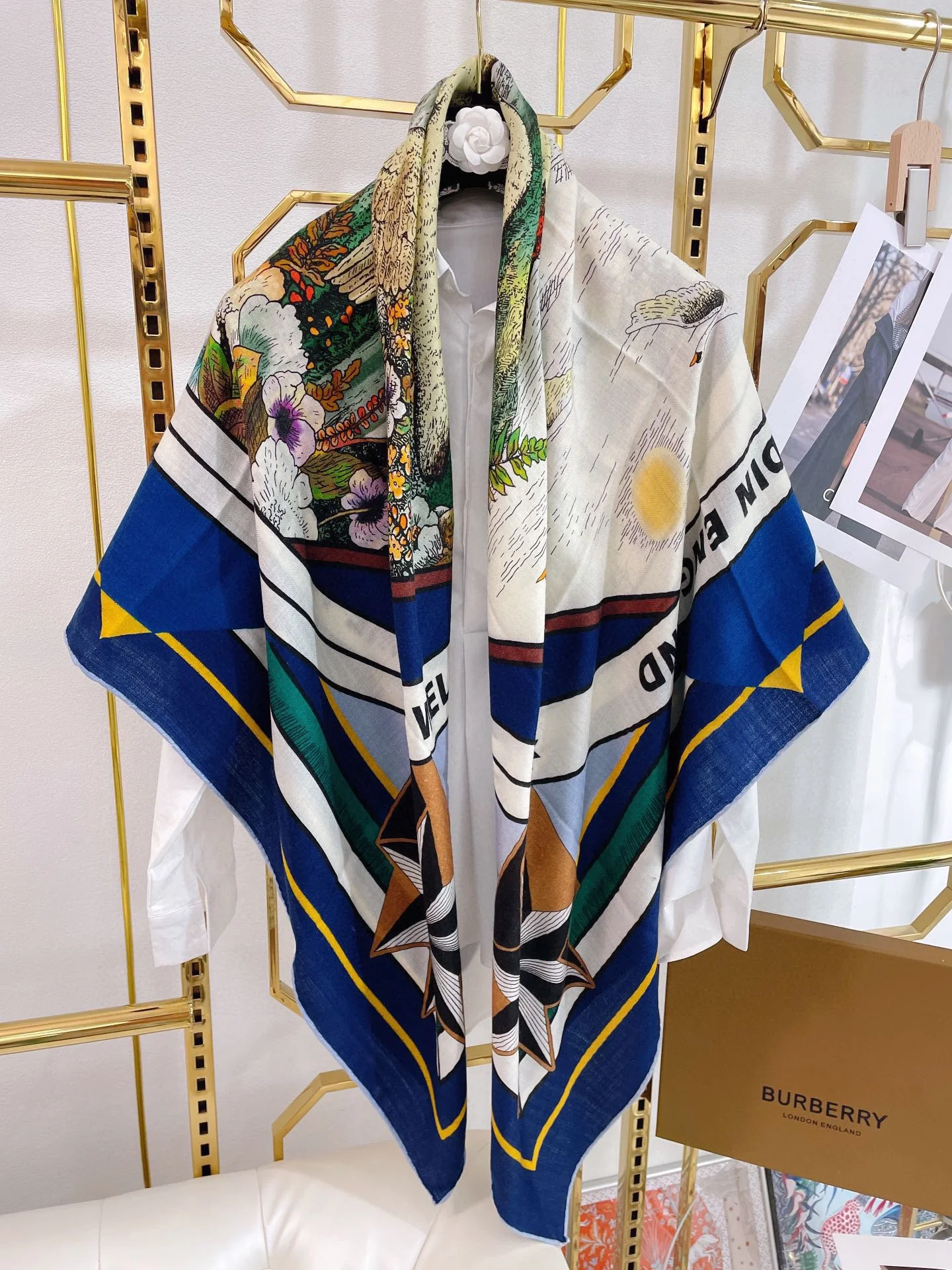 Бархатная шаль Burberry Artisan, 140 см, 70% кашемир, 30% шелк.