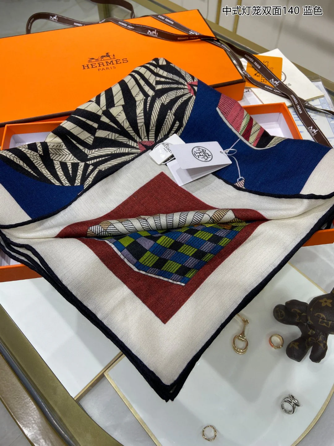 Двусторонний квадратный шарф Hermes ?Китайский фонарь? — 140 см — 70% кашемир — 30% шелк — 1 шт.