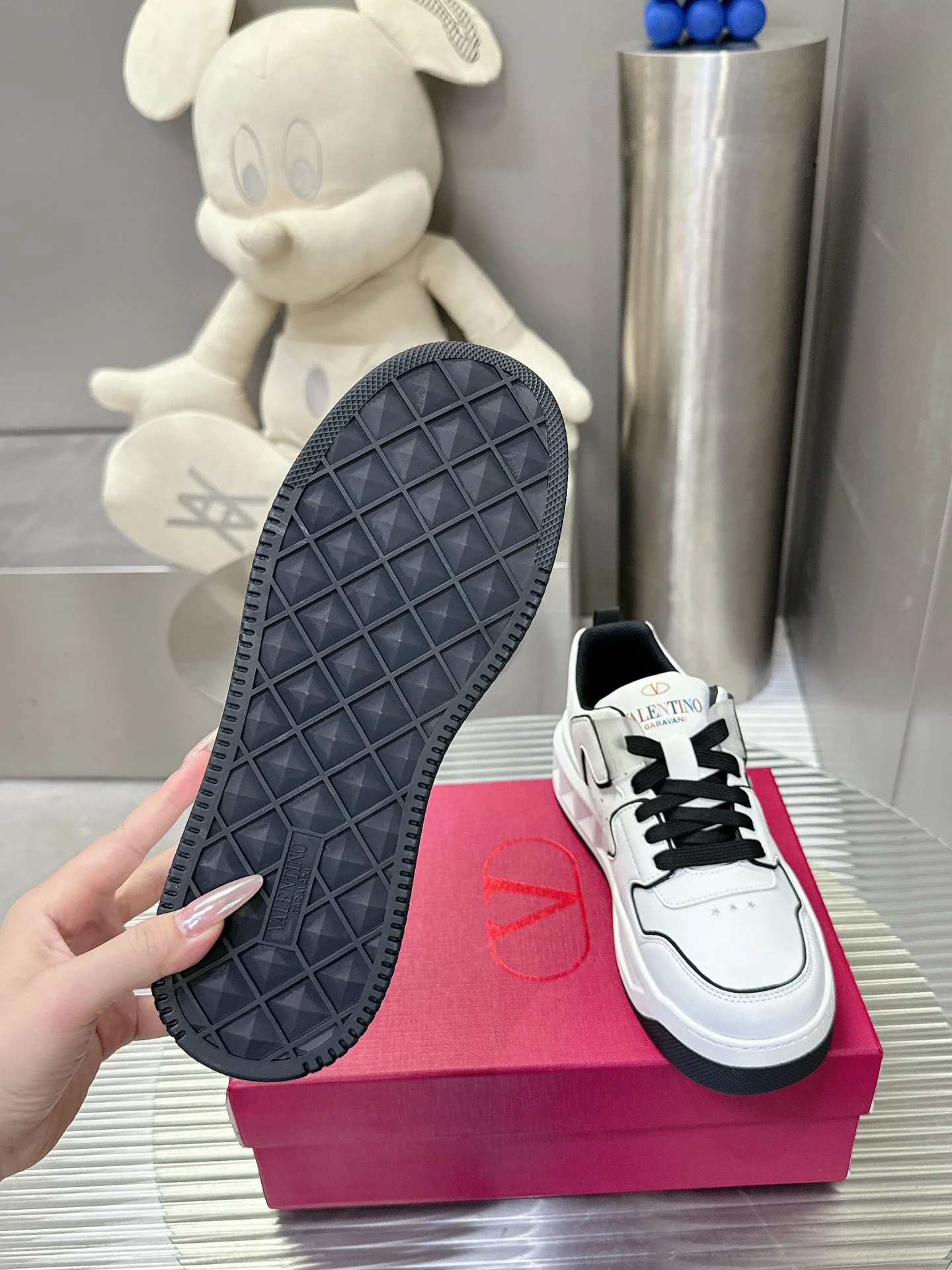 Низкие кроссовки Valentino 2024 — черные