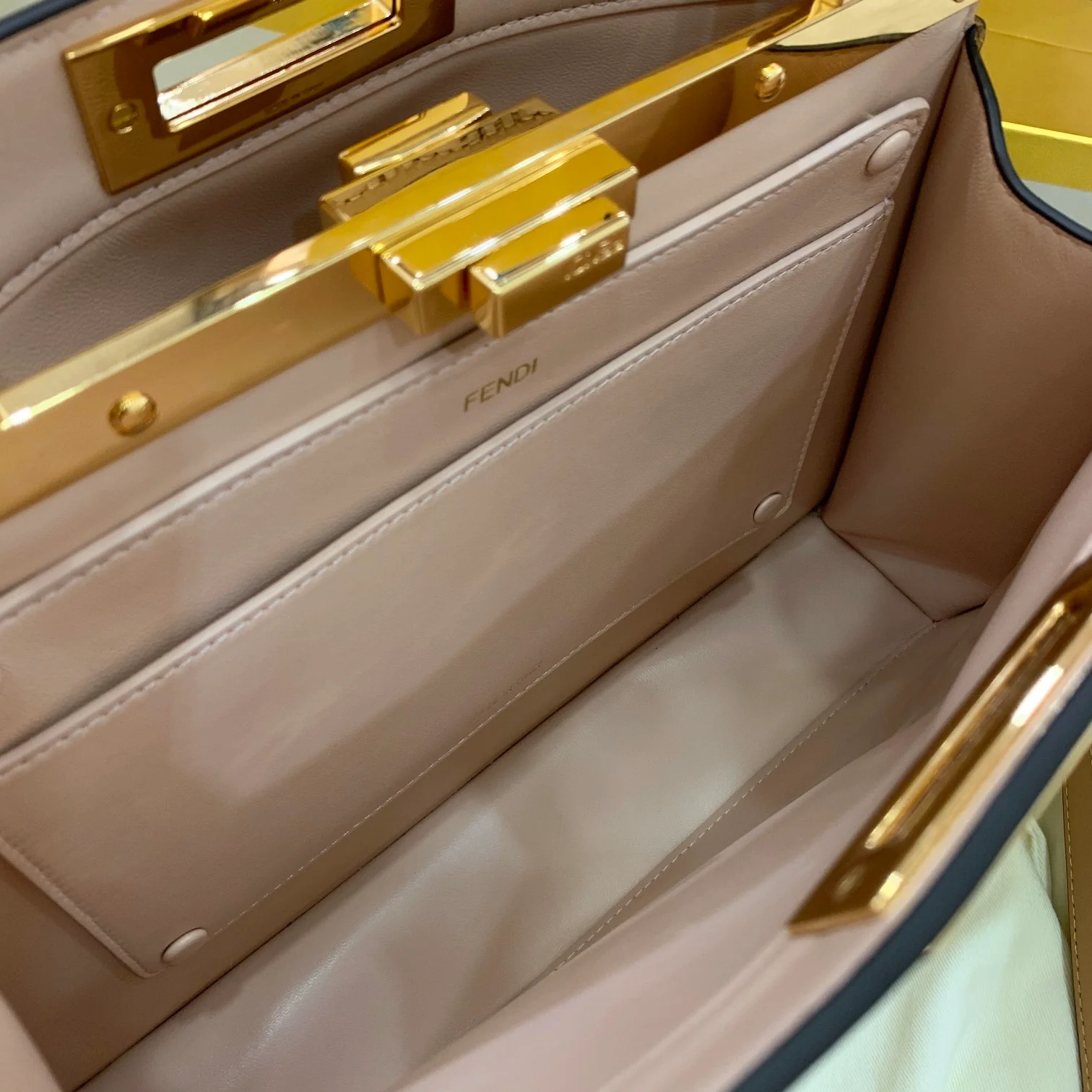 Сумка Fendi Peekaboo i-seey Medium из абрикосовой кожи.