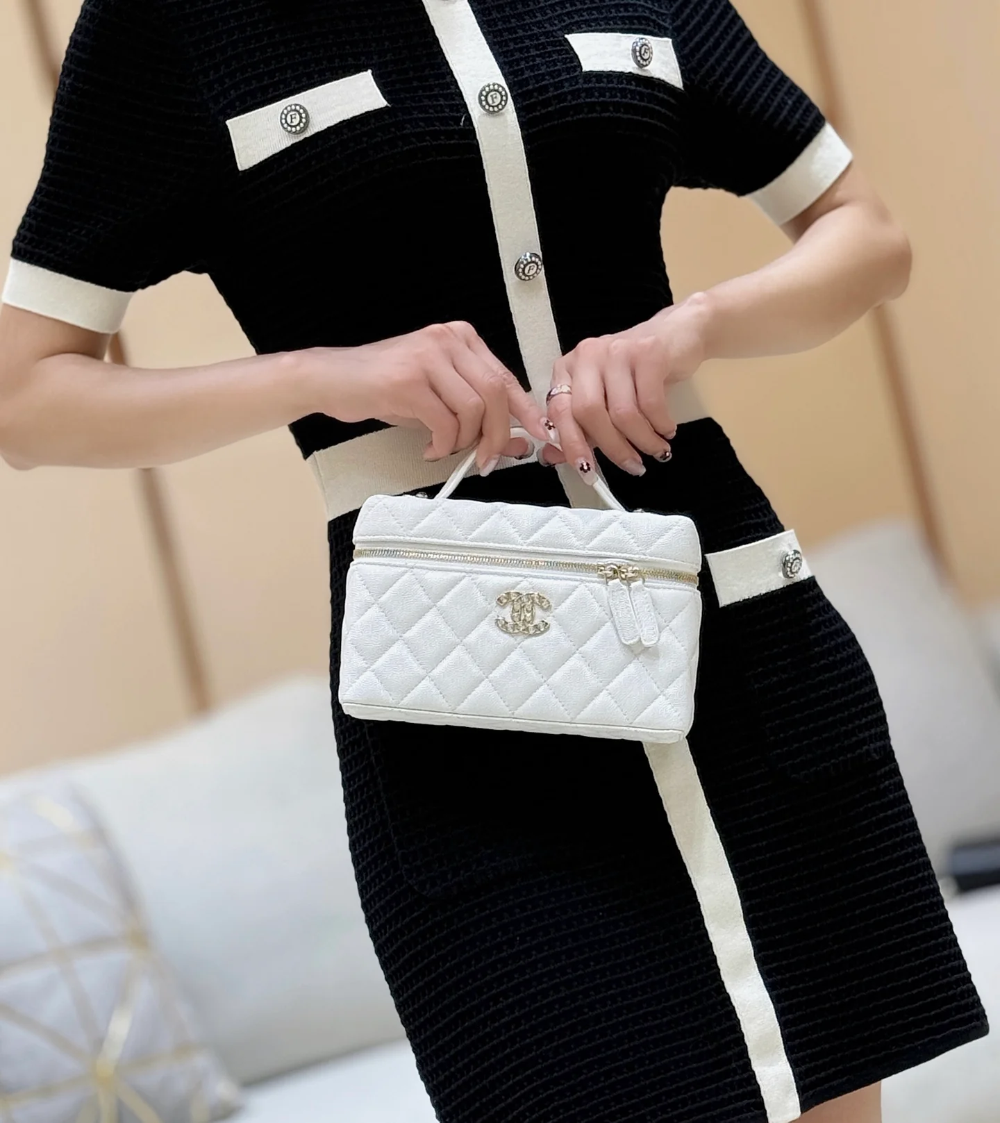 Сумка-ланчбокс Chanel 25p Limited Edition в форме сердца с бриллиантом — белая.