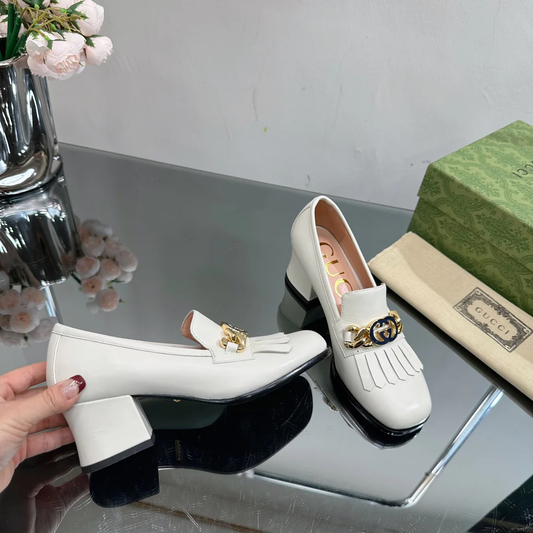 Новинка сезона осень/зима 2023 от Gucci - Лоферы на высоком каблуке из кожи - Белые