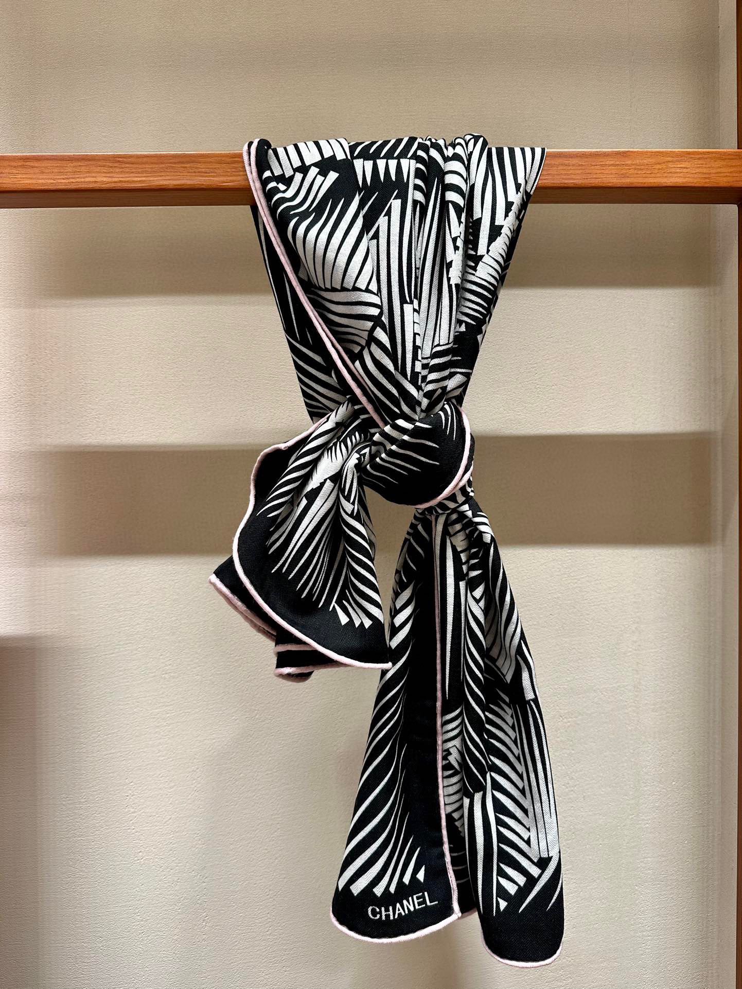 Шарф Chanel 2024 в линейном стиле - 140-140