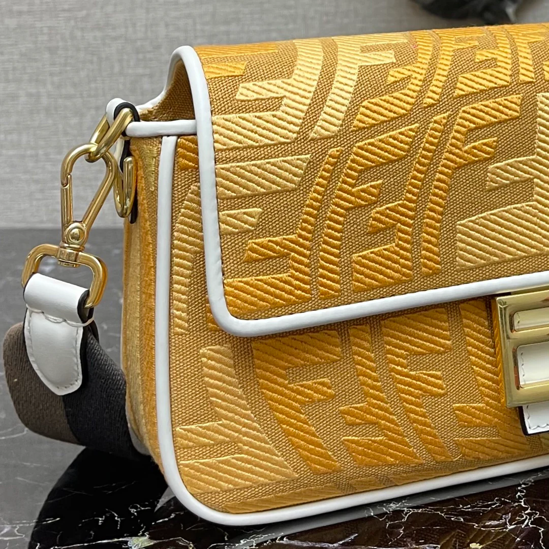 Сумка-багет Fendi Baguette — желтая, средней длины, с вышивкой в ??виде ?рыбьего глаза?.