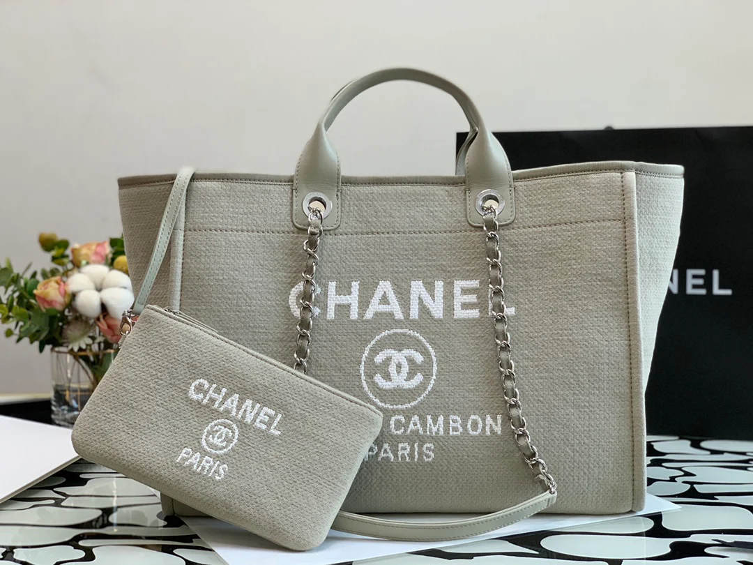 Пляжная сумка Chanel из коллекции осень/зима 2022 — бежевая — большая.