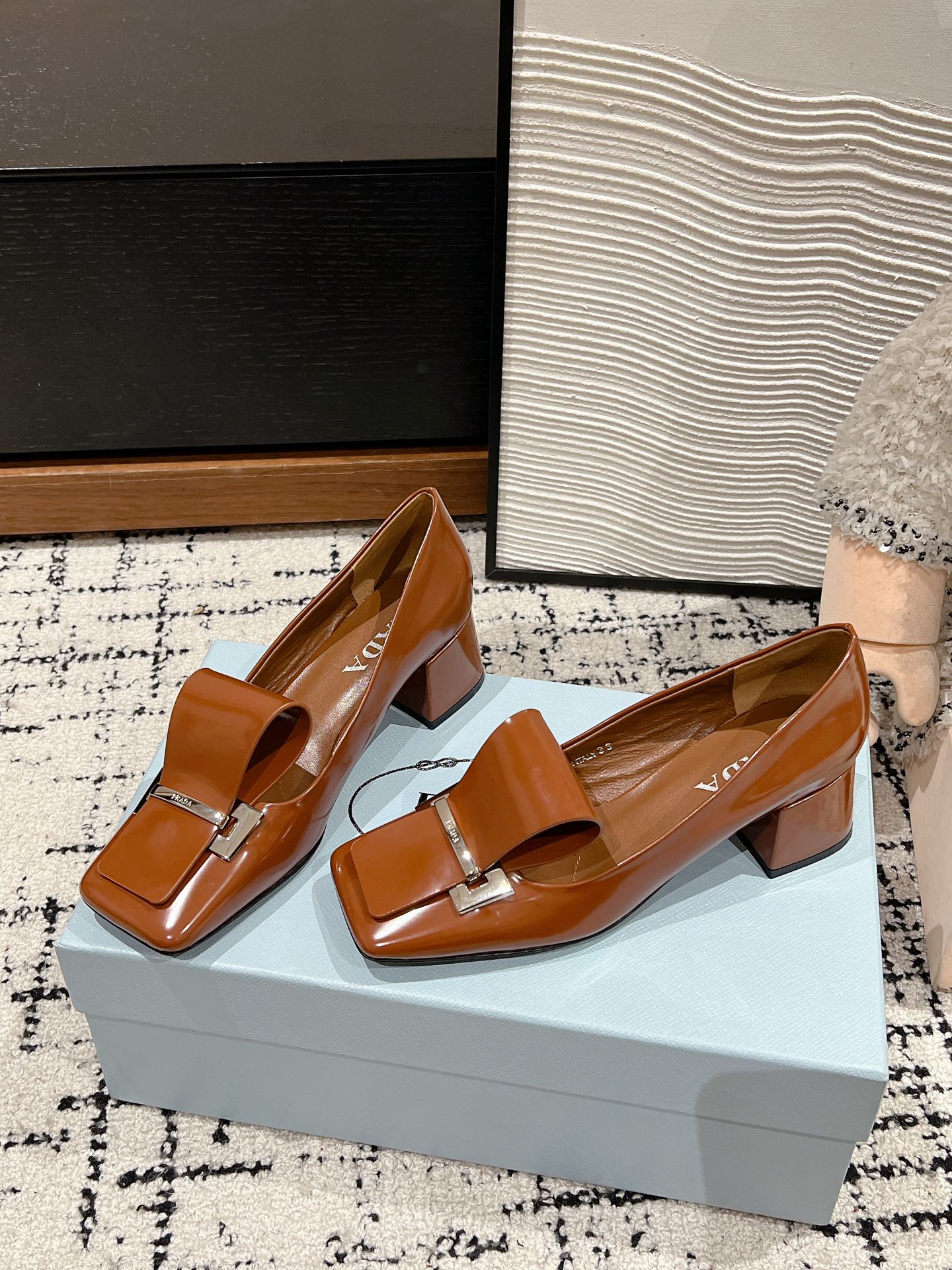 Туфли-мэри-джейн на массивном каблуке Prada 2024 года — кофейно-коричневые.