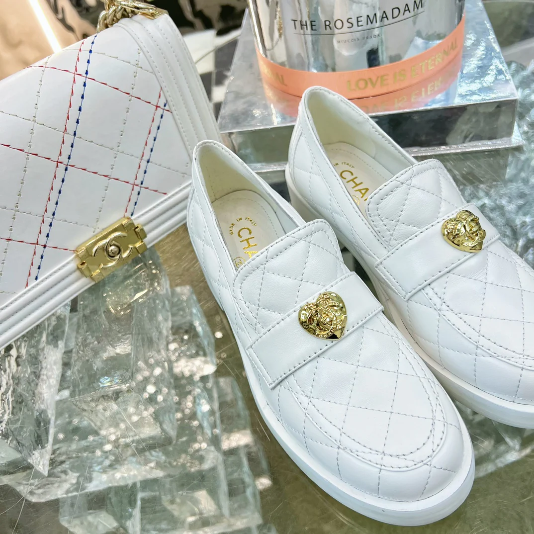 Новинка 2023 года от Chanel - Кожаные лоферы в форме сердца - Белые