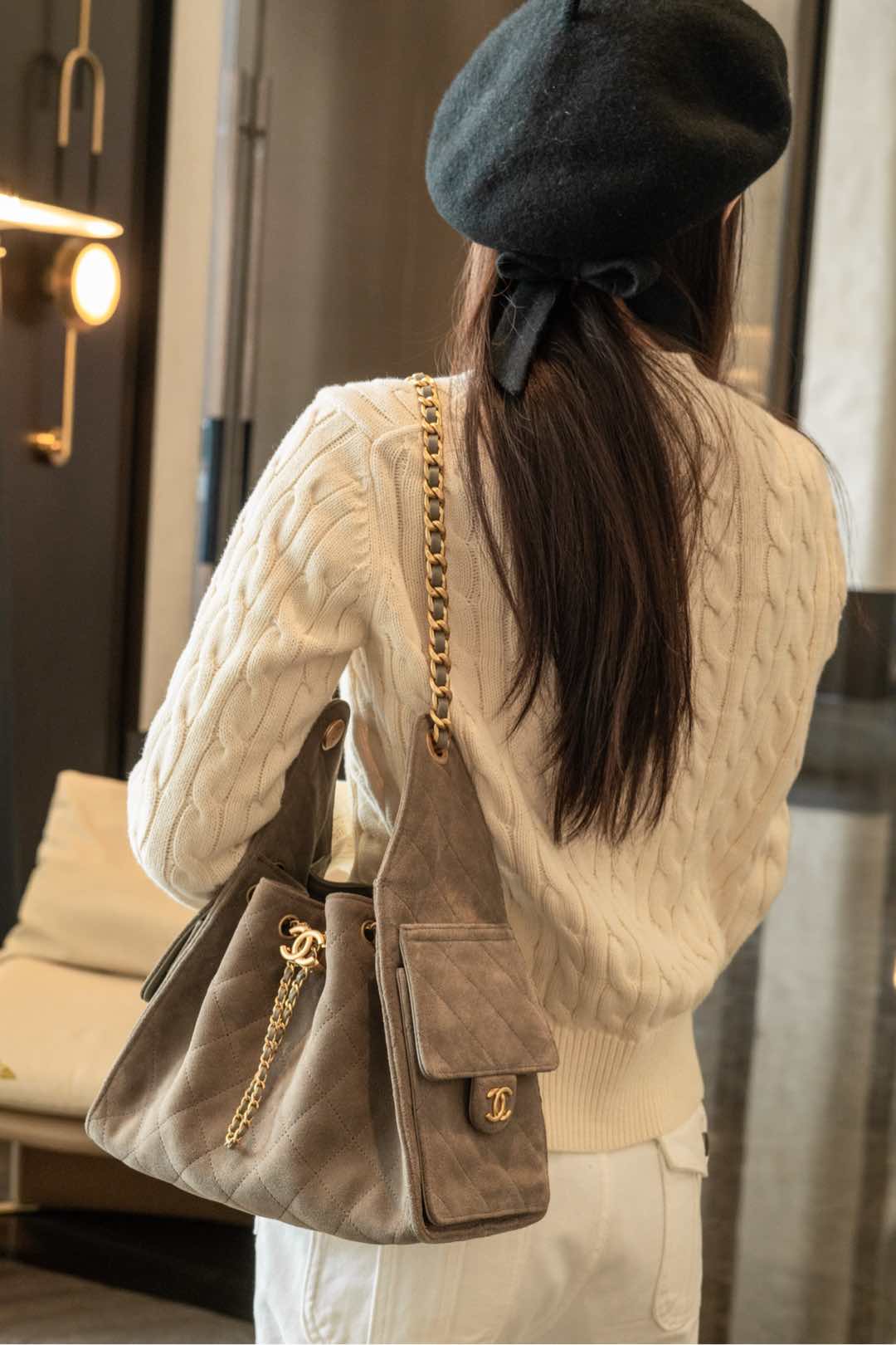 Сумка-хобо Chanel с завязками, замша, серая.