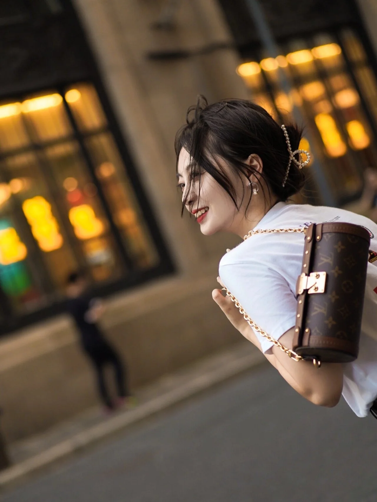 m57835-LV-papillon-trunk-round shoulder bag