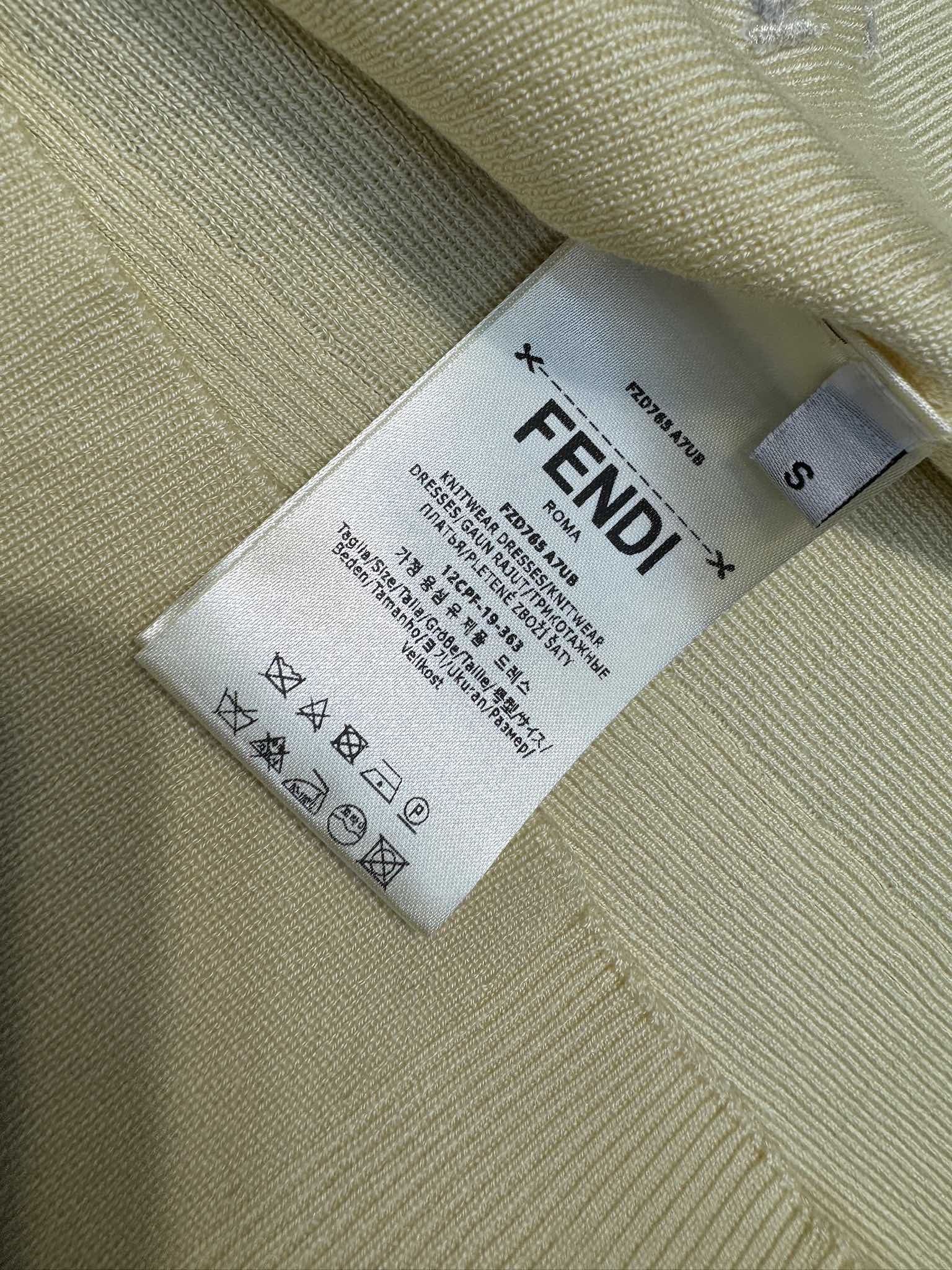 Fendi - 2403-24 Новая коллекция ?Ранняя весна?: минималистичная футболка-поло с коротким рукавом и воротником-поло - желтая