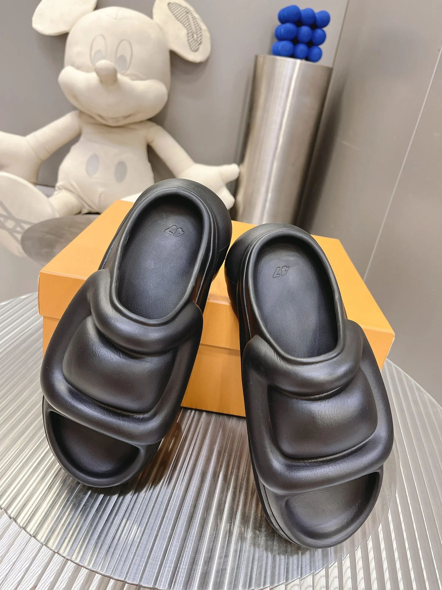 Новинка мужской коллекции LV весна/лето 2023 - Домашние тапочки в стиле хип-хоп - Черные