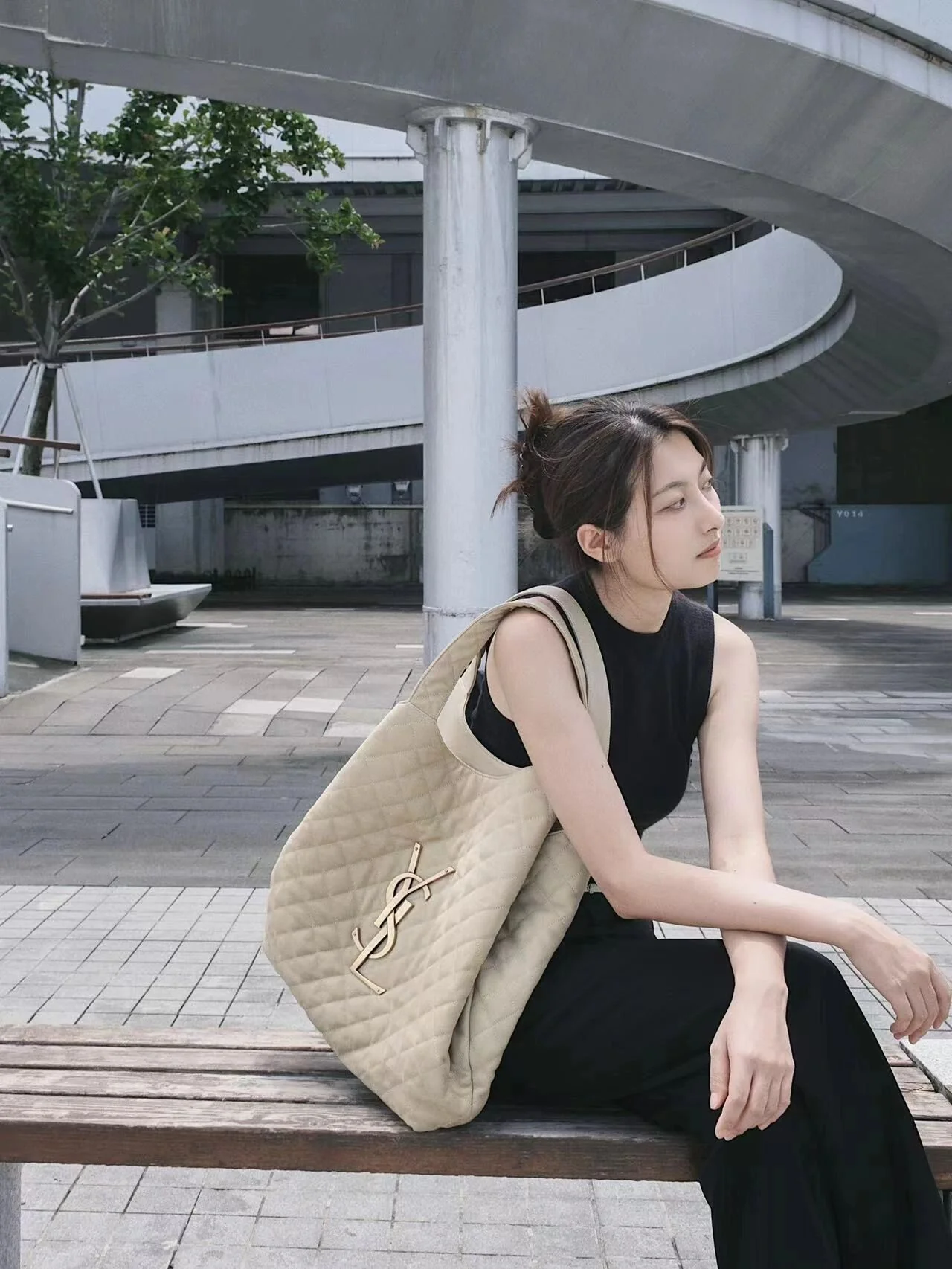 Сумка-тоут YSL Icarre — овечья кожа — кремово-белый цвет с золотой пряжкой — на фото.