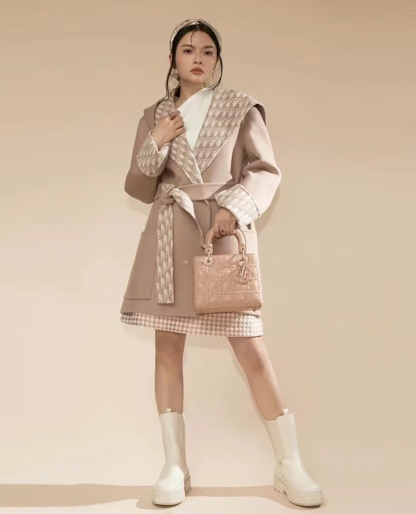 Миниатюрная женская сумочка Dior, сумка Princess Dior с четырьмя отделениями, 20 см, цвет молочного чая с ромбовидным принтом.