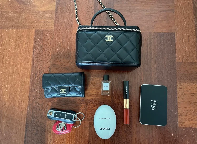 Сумка-коробочка Chanel с кожаной ручкой, длинная, черная.