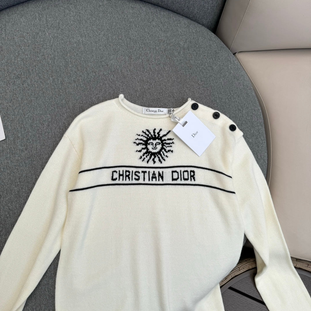 Новая коллекция Dior Весна/Лето 2024: Свитер с жаккардовым узором и пуговицами на плечах с логотипом ?Бог солнца? - 1