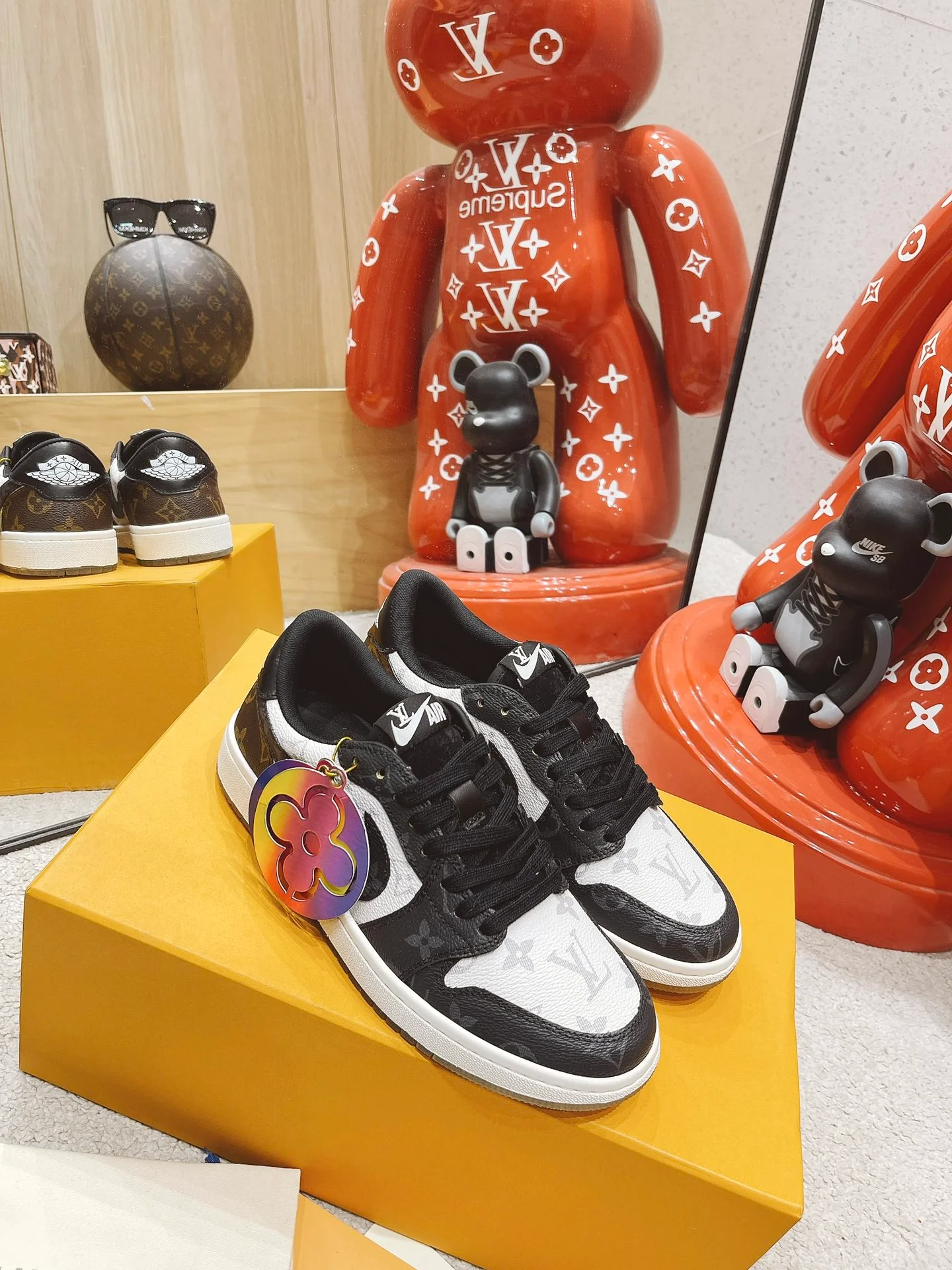 Обувь LV — обувь, созданная в сотрудничестве LV и Nike.