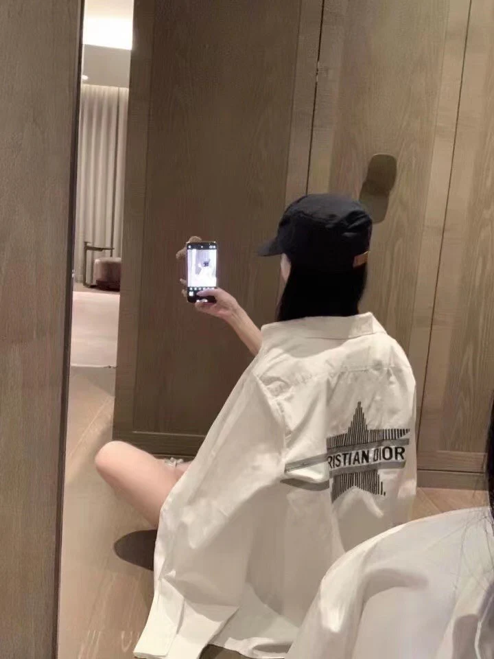 Повседневная рубашка Dior 2403 с вышитой пятиконечной звездой - белая.