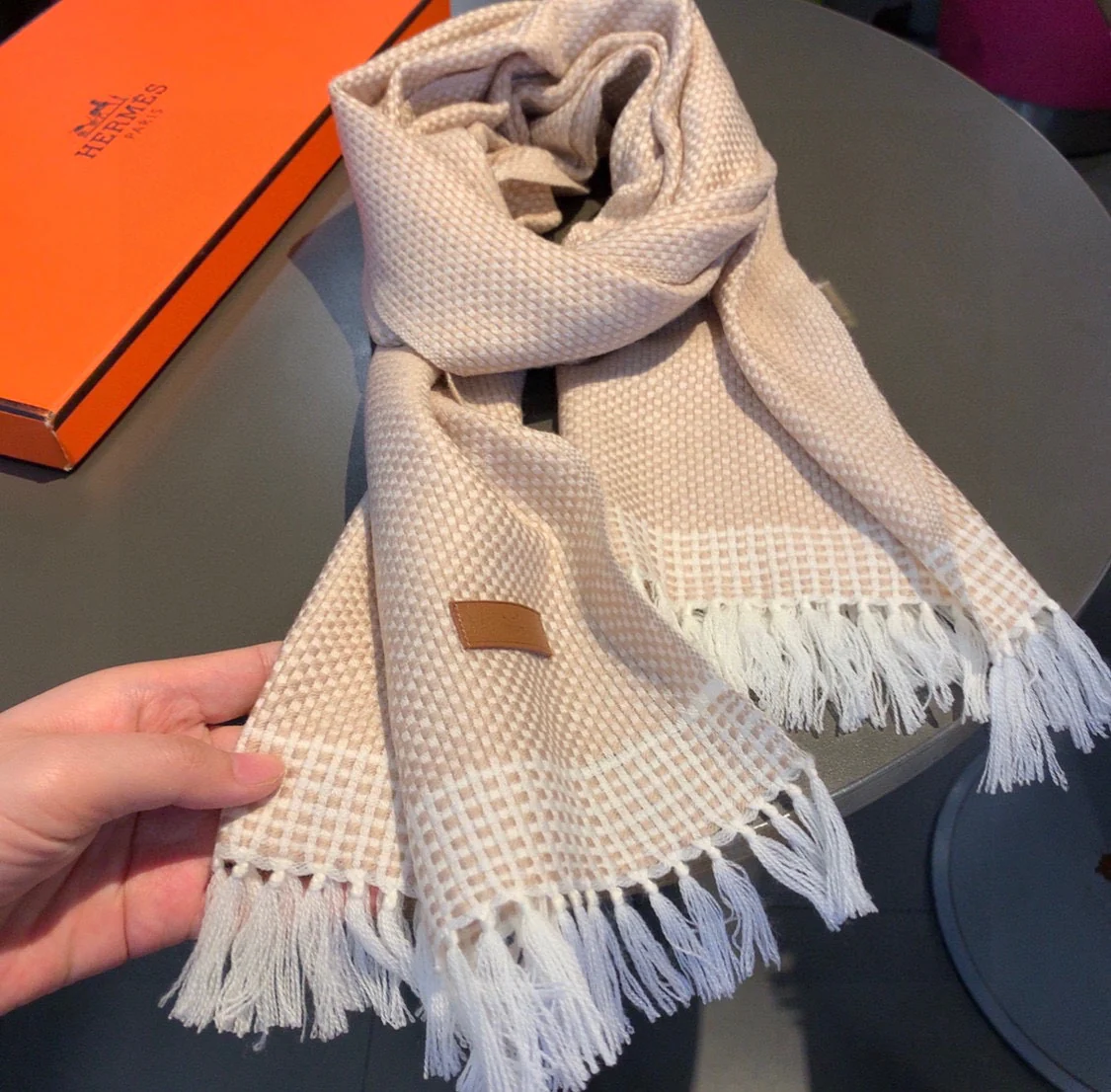 Вязаный кашемировый шарф Hermes, длина 40 см (195 см), абрикосовый цвет.