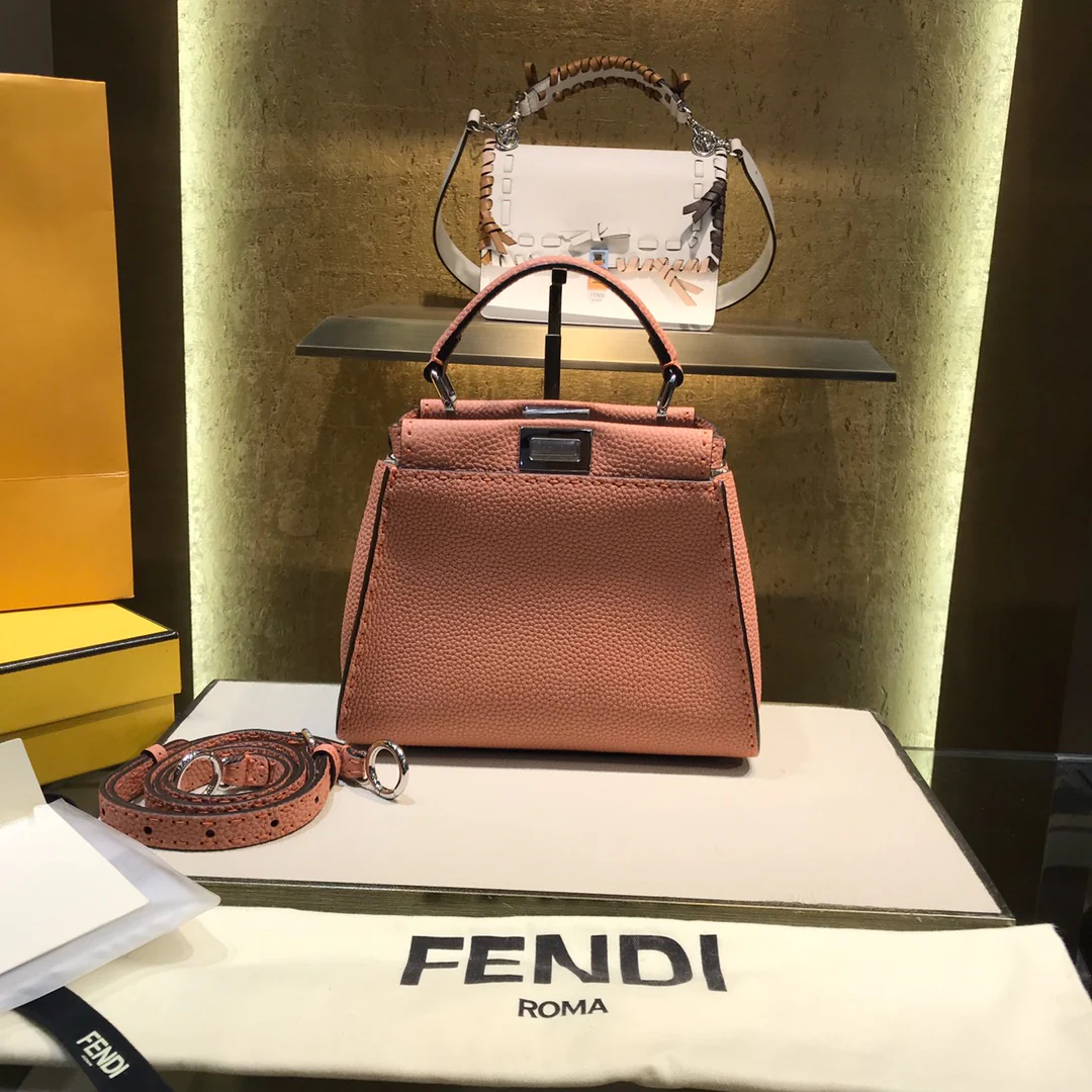 Розовая мини-сумка Fendi Peekaboo Selleria