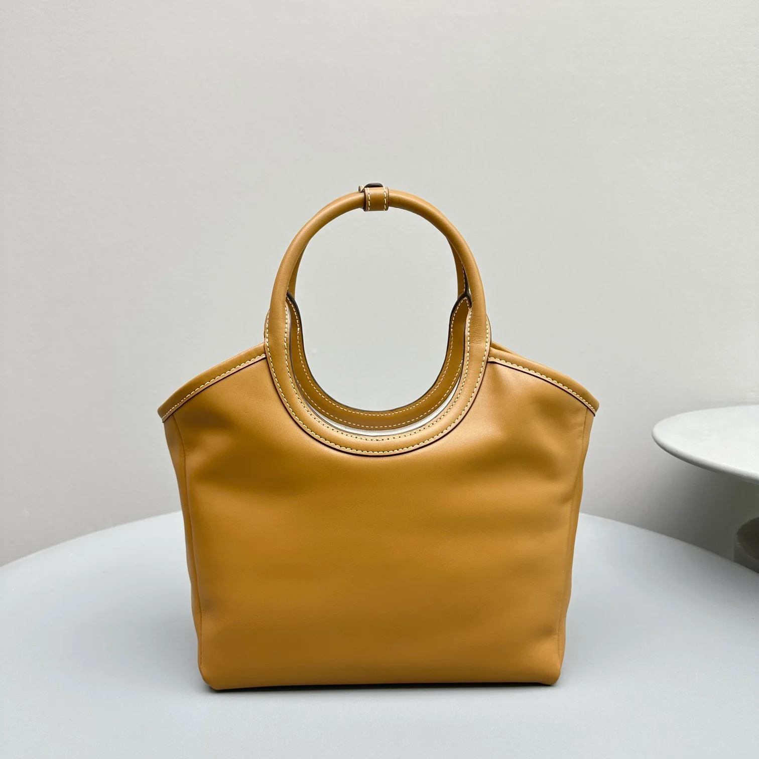 Сумка-тоут Miu Miu Ivy, маленькая, коричневая.