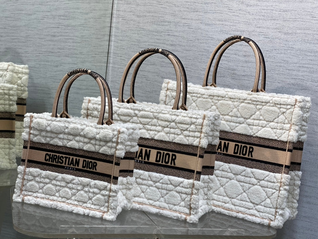 Сумка Dior Book Tote из коллекции осень/зима 2023, меховая – белый абрикосовый – маленькая