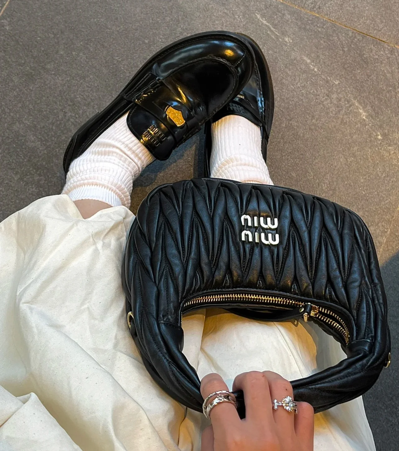 Сумка Miu Miu Wander — подборка фотографий, демонстрирующих людей, носящих её.