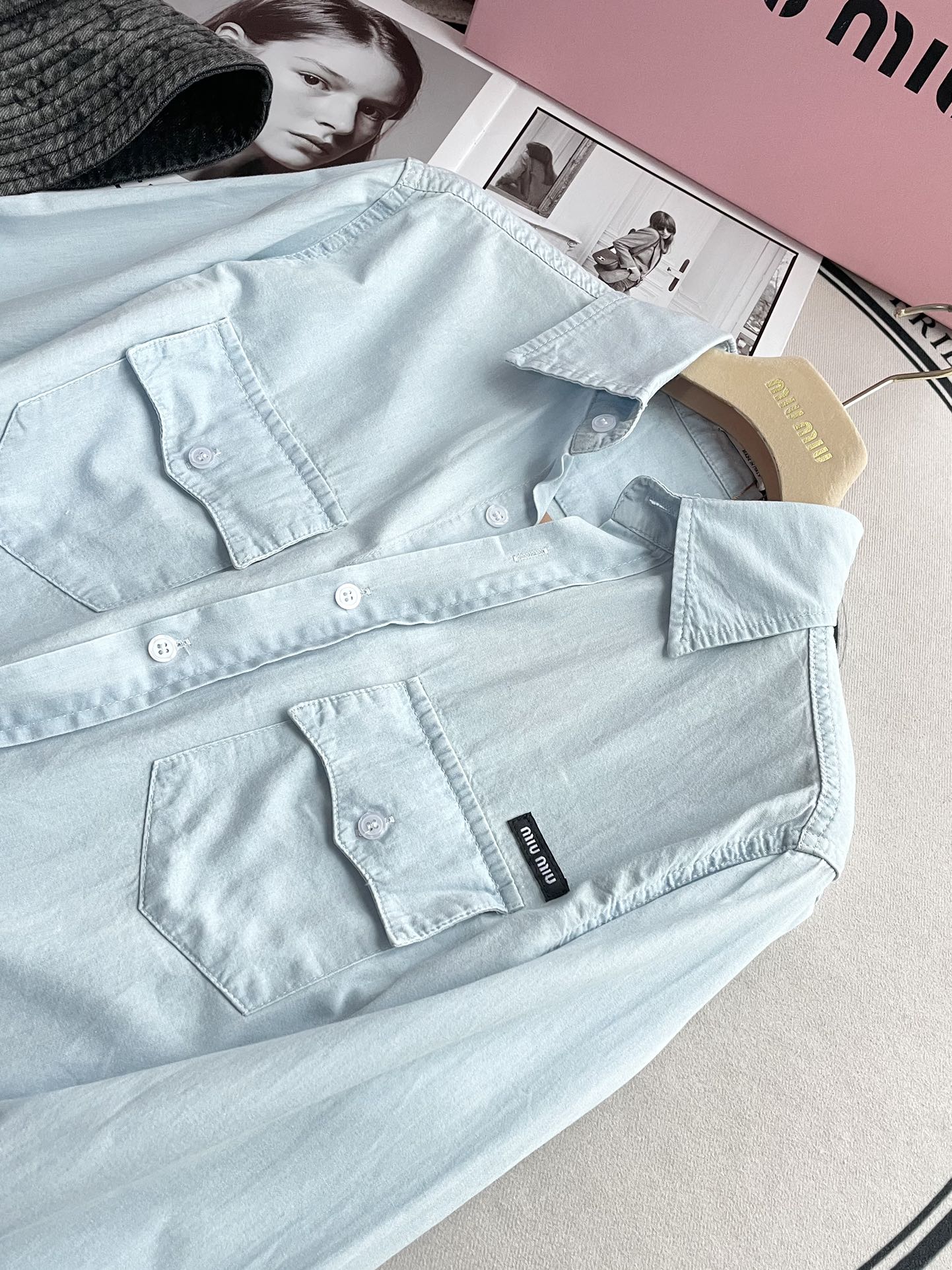 Miu Miu - 2404 - Джинсовая рубашка в молодежном и девичьем стиле с небольшим карманом и воротником.