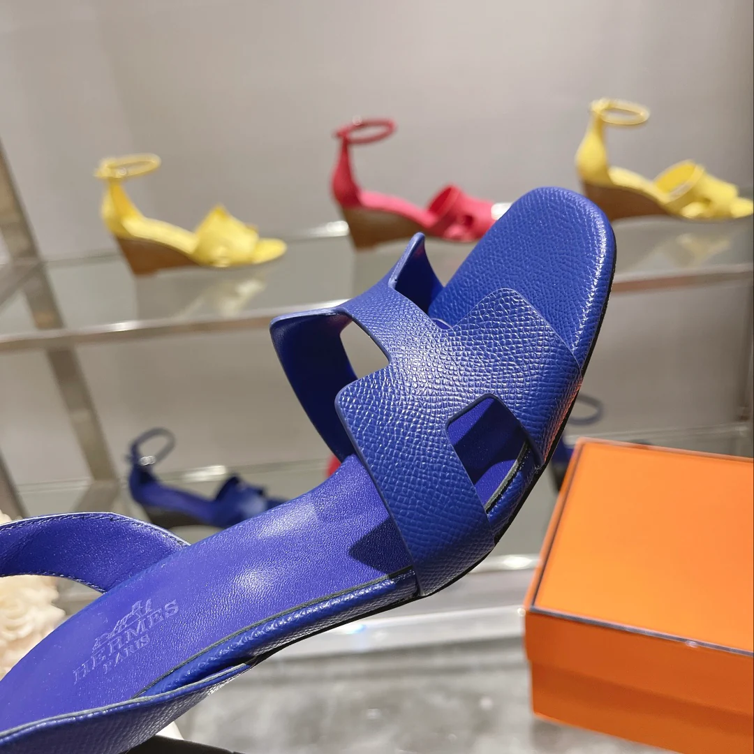 Новинка весны 2022 года от Hermes — сандалии на массивном каблуке.