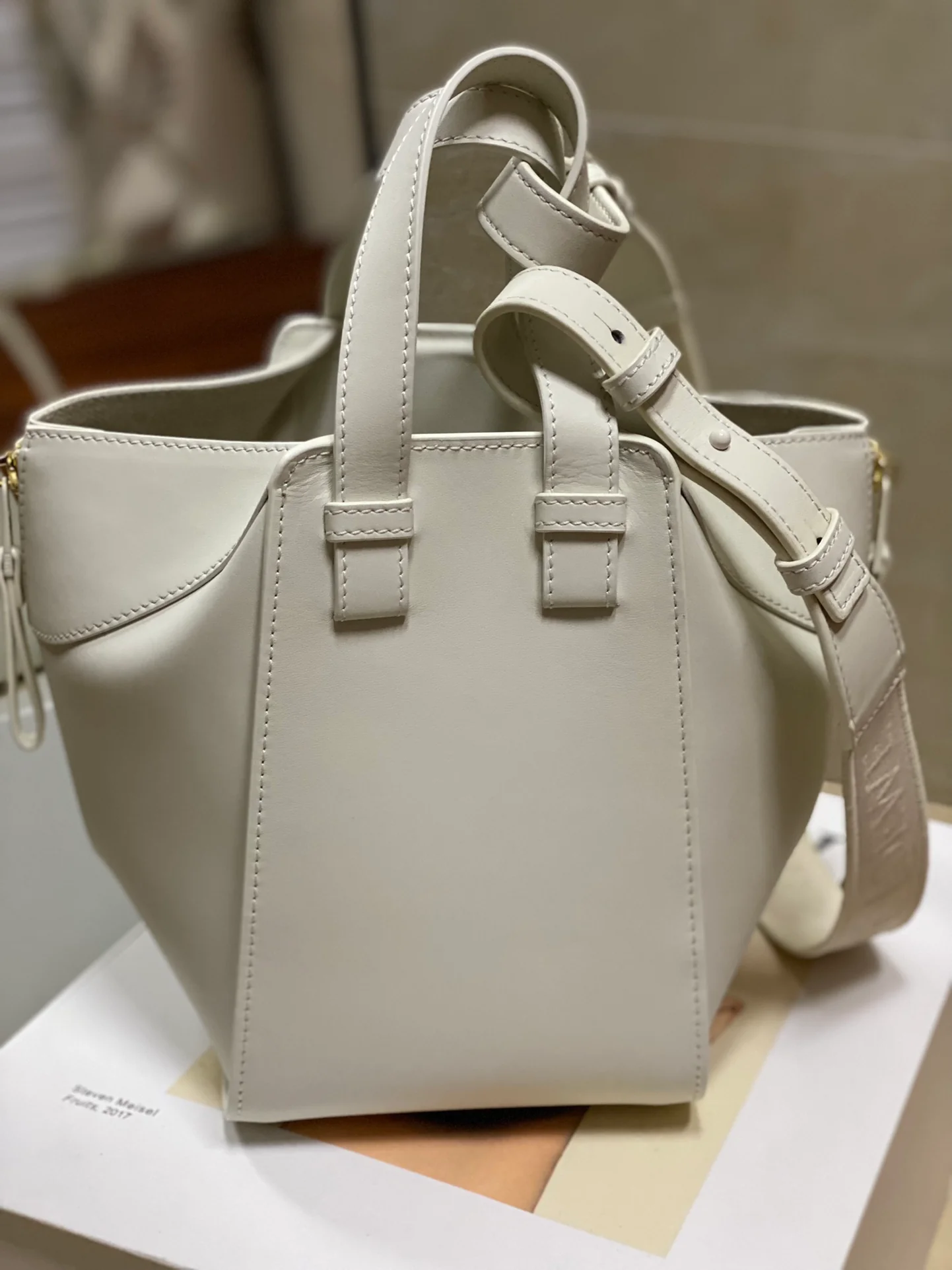 Сумка Loewe Hammock - атласная телячья кожа - маленькая - белая