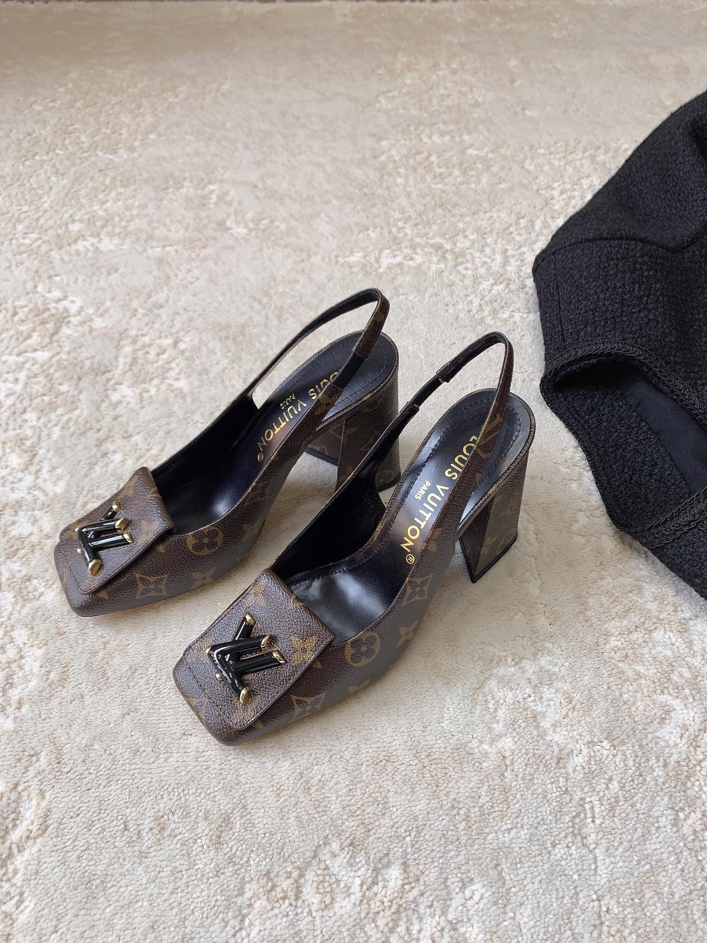 Новинка сезона весна/лето 2023 от LV - Туфли на высоком каблуке с закрытым носком - Черный монограммный узор