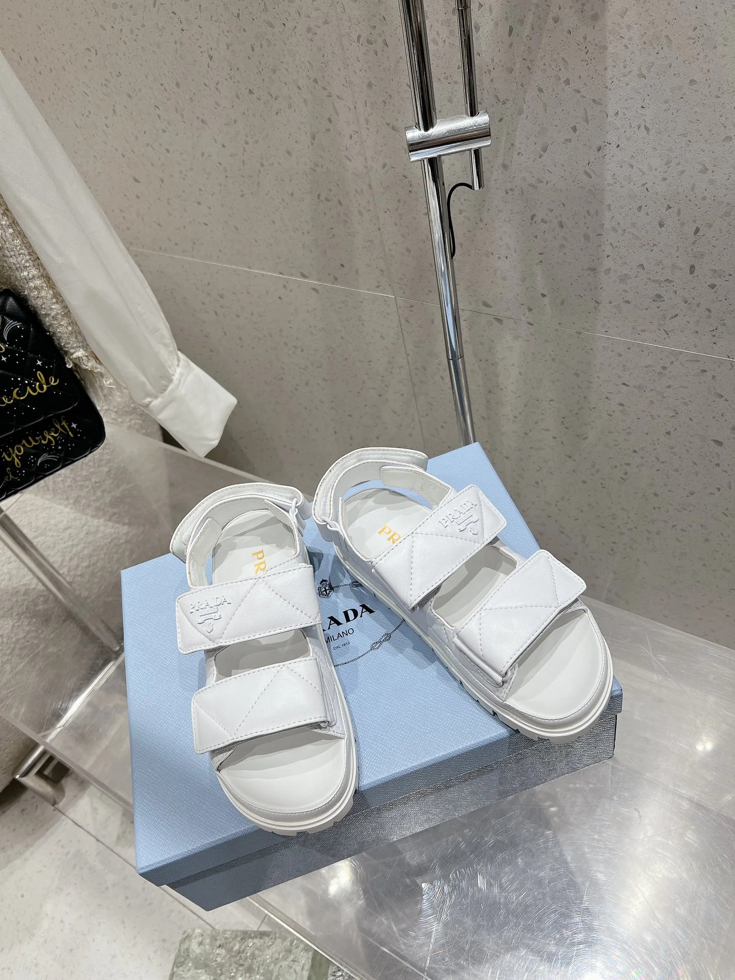 Сандалии Prada 2024 на платформе с застежкой-липучкой - желтые