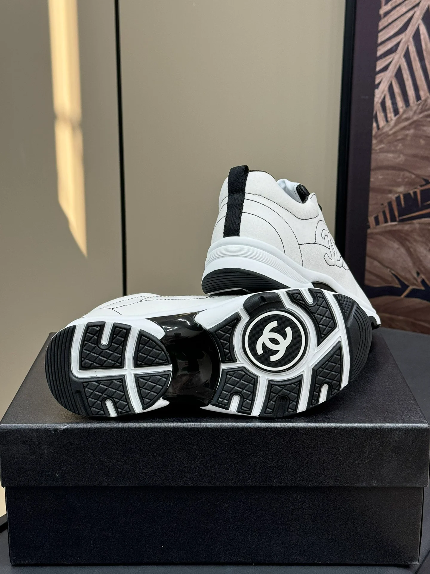 Кроссовки Chanel 2024 в мультяшном стиле - белые