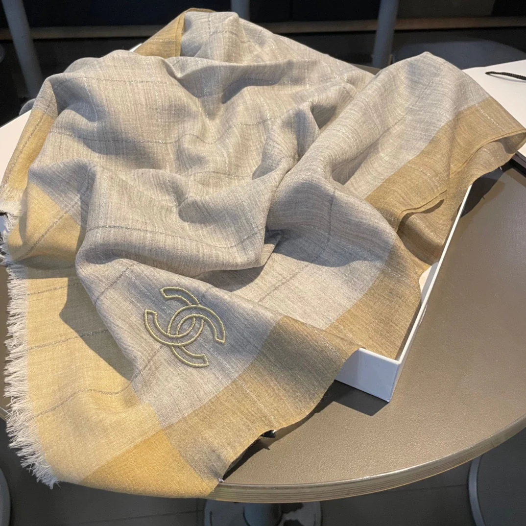 Chanel - Легкий шарф в клетку с золотой нитью - 90-210 см - Высококачественный австралийский импортный чистый кашемир - 1 шт.