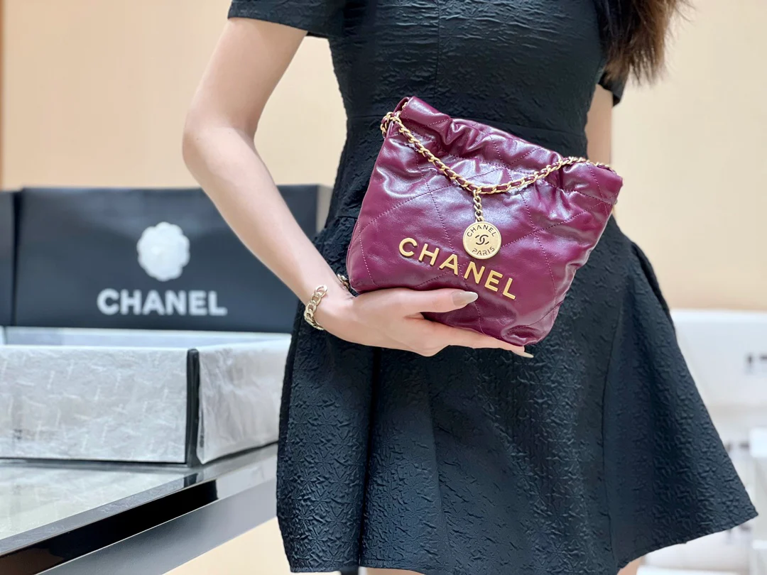 Новинка сезона весна/лето 2023 от Chanel - сумка 22 - мини - бордовый - Фотографии в действии - 1