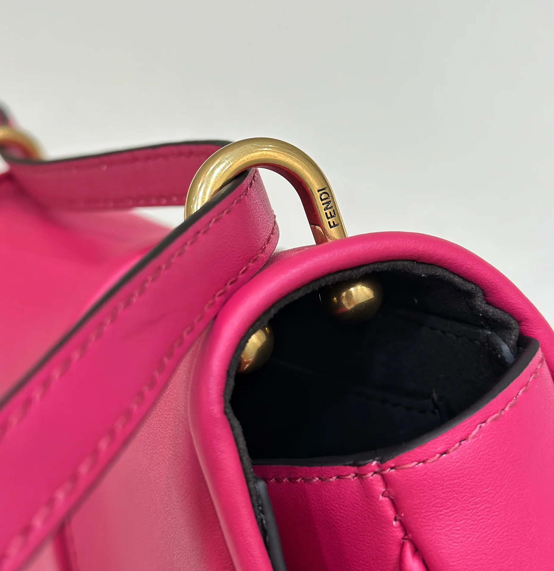 Сумка-седло Fendi в стиле ретро с клапаном — персиково-розовая.