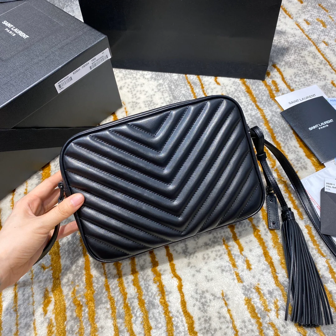 Фотосумка YSL Lou Bag — черная с черной пряжкой.