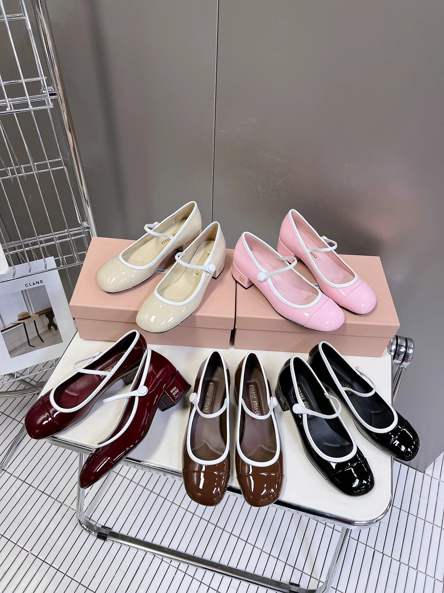 Miu Miu - Туфли Мэри Джейн с цветовыми блоками, круглым носком и боковой застежкой-корзинкой - Изображение из коллекции