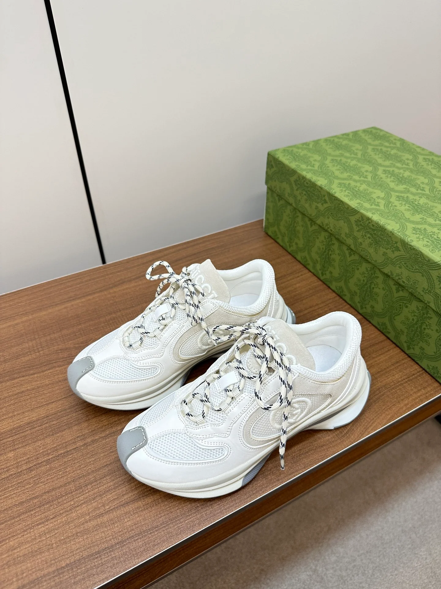 Новинка осенне-зимней коллекции Gucci 2023 — Кроссовки из однотонного вязаного кроя — Унисекс — Белые