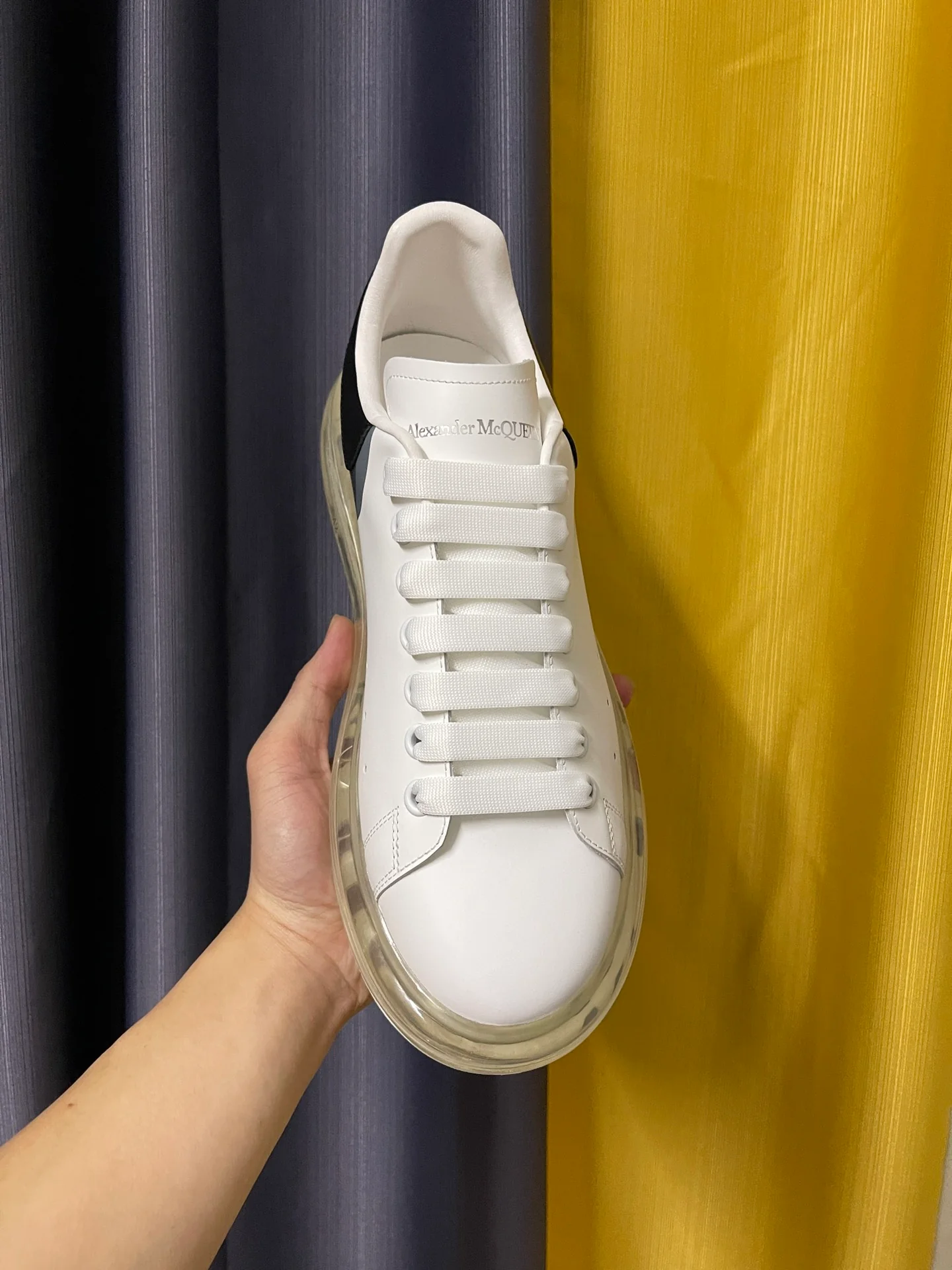 Классические белые кроссовки McQueen с черным кожаным каблуком