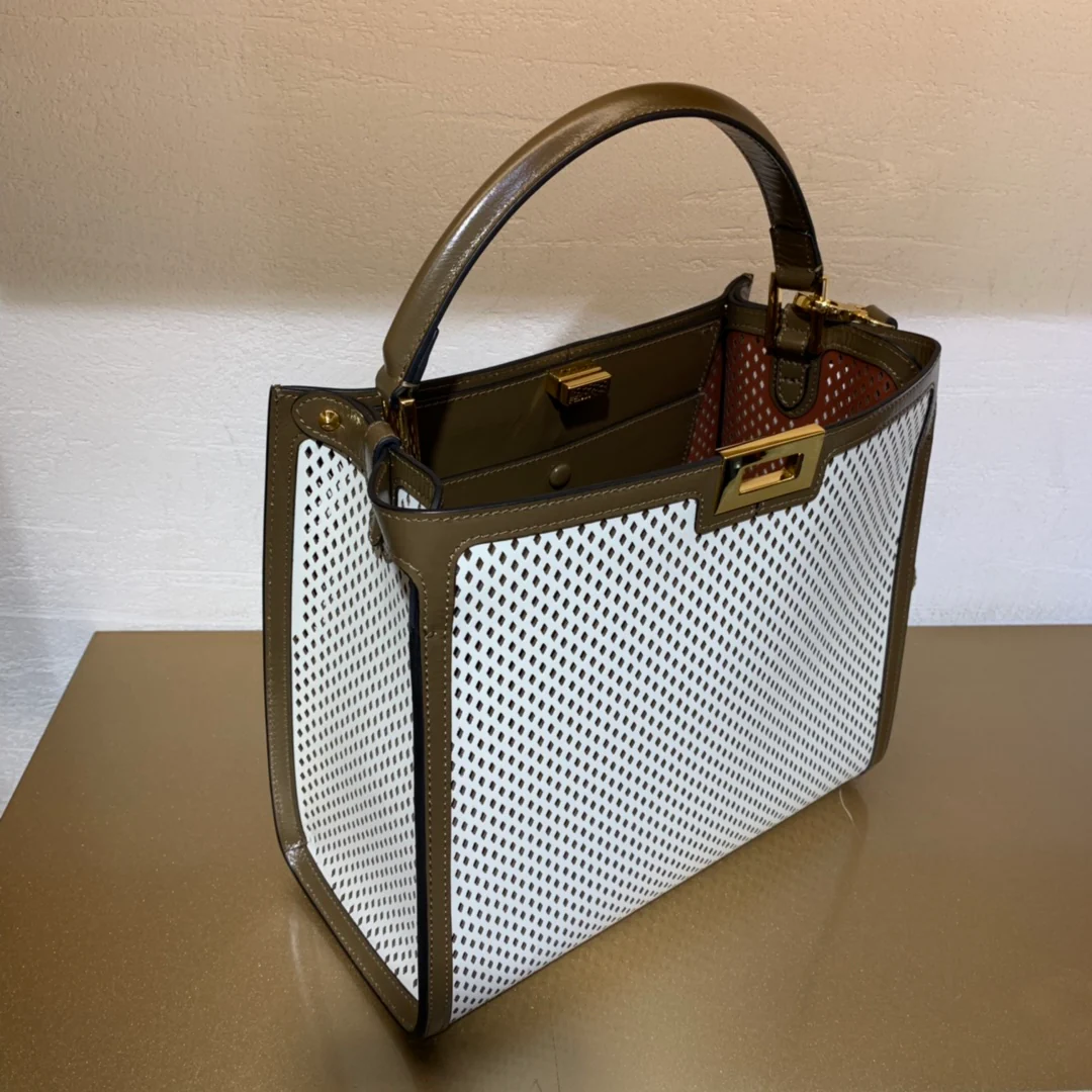 Сумка Fendi Peekaboo Lite Medium из натуральной кожи.