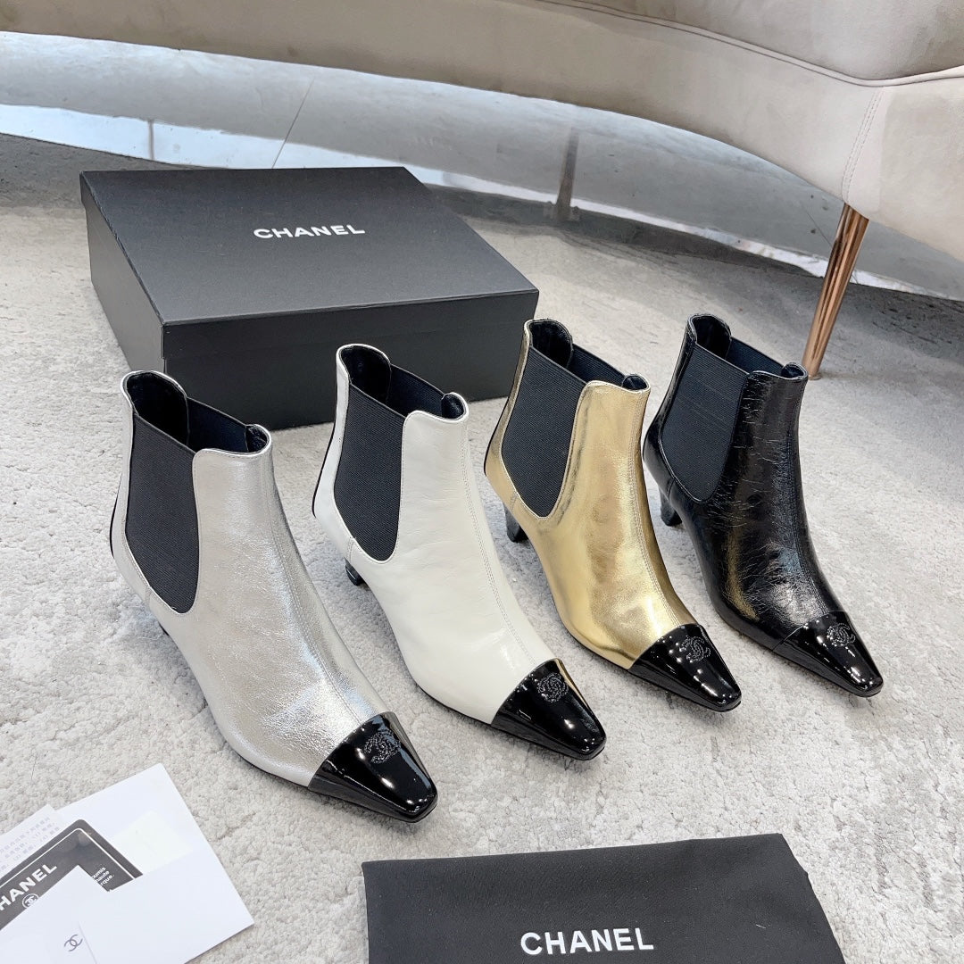 Новинка сезона ?Ранняя осень 2023? от Chanel — ботильоны ?Челси? на низком каблуке — серебристые.