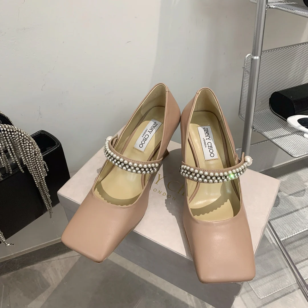 Туфли на высоком каблуке Jimmy с квадратным носком и пряжкой из жемчужной цепочки.