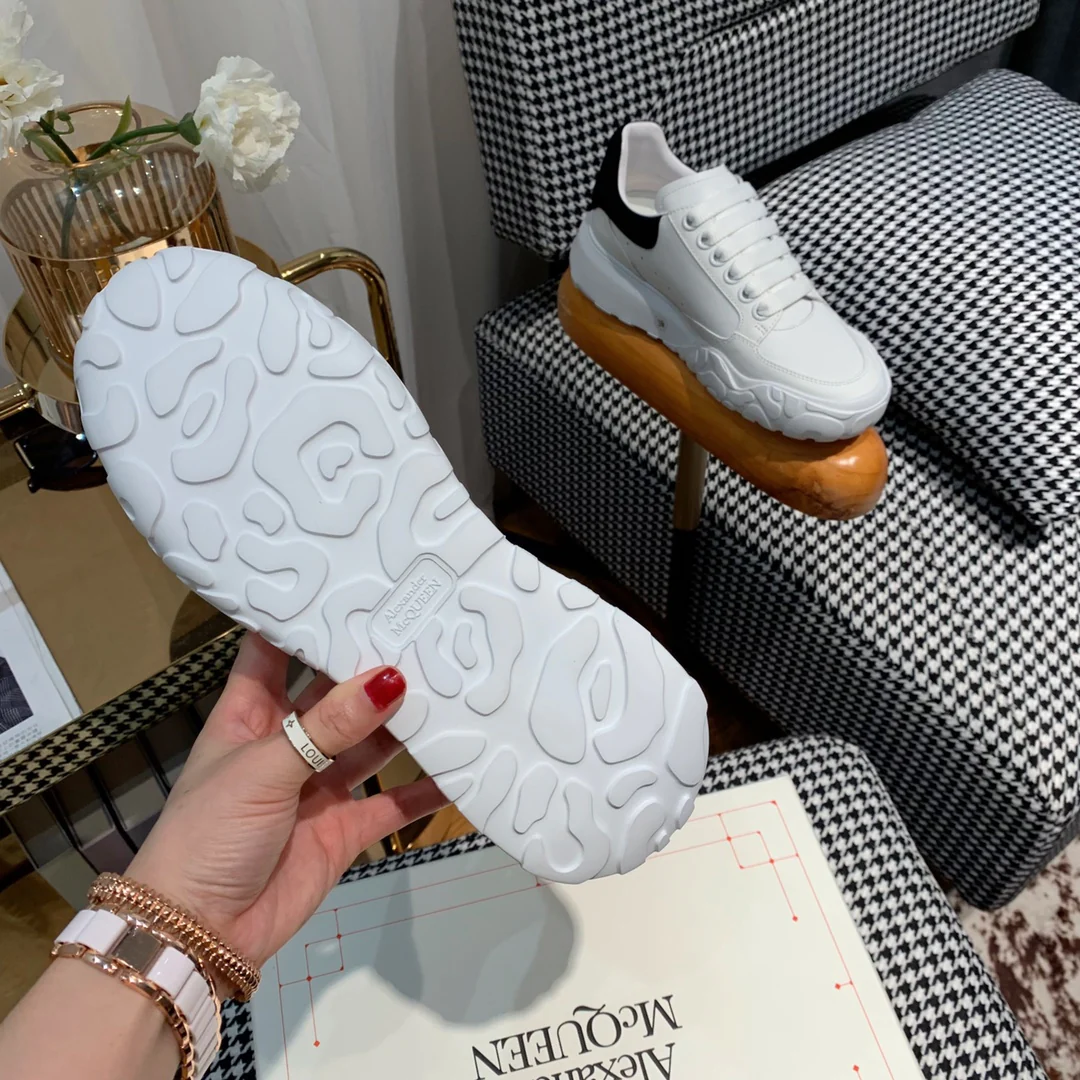 McQueen - Новые кроссовки - Black Tail