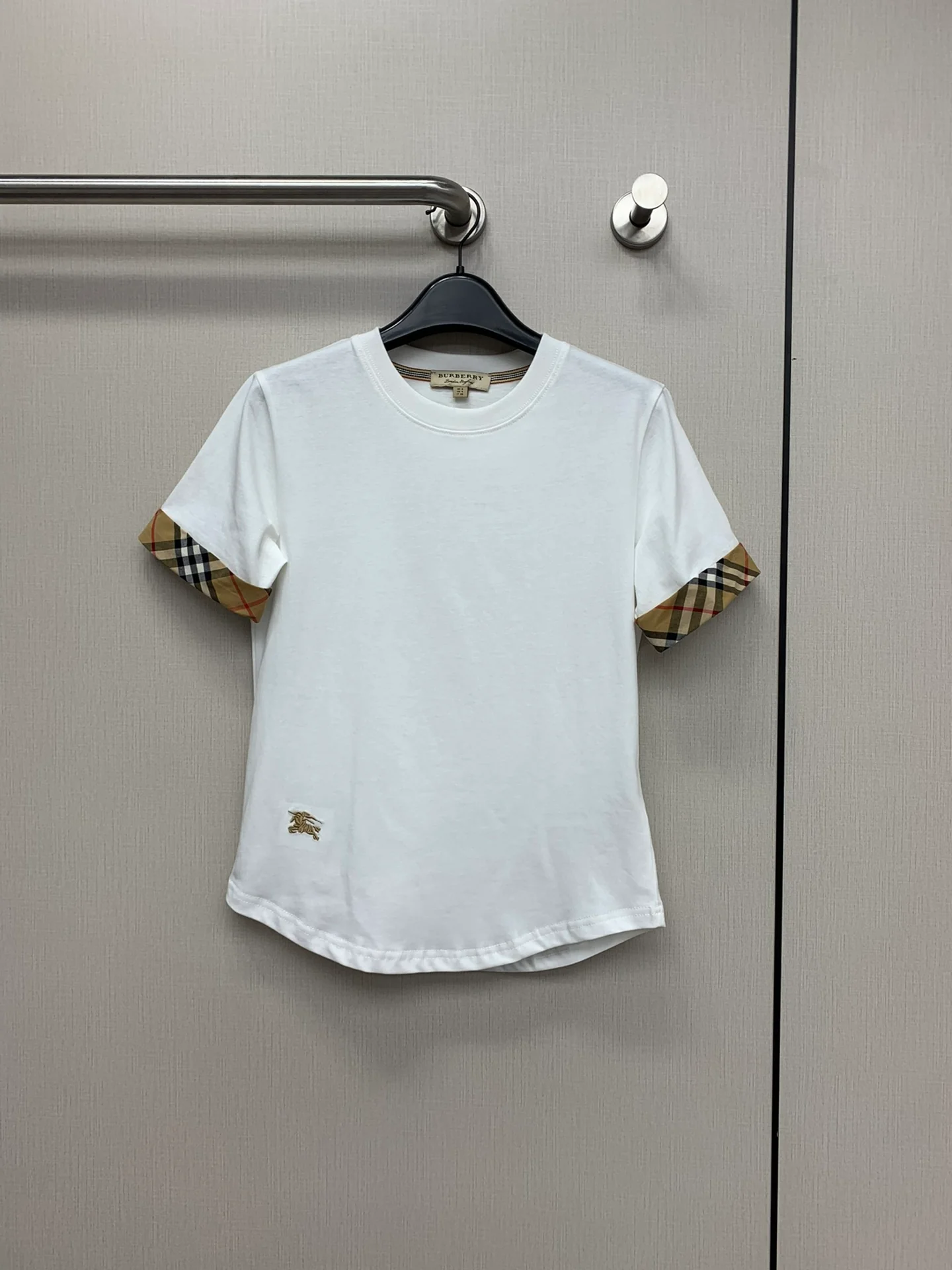 Футболка Burberry 2403-24 ?Ранняя весна? в классическую клетку с вышитой лошадью — белая.